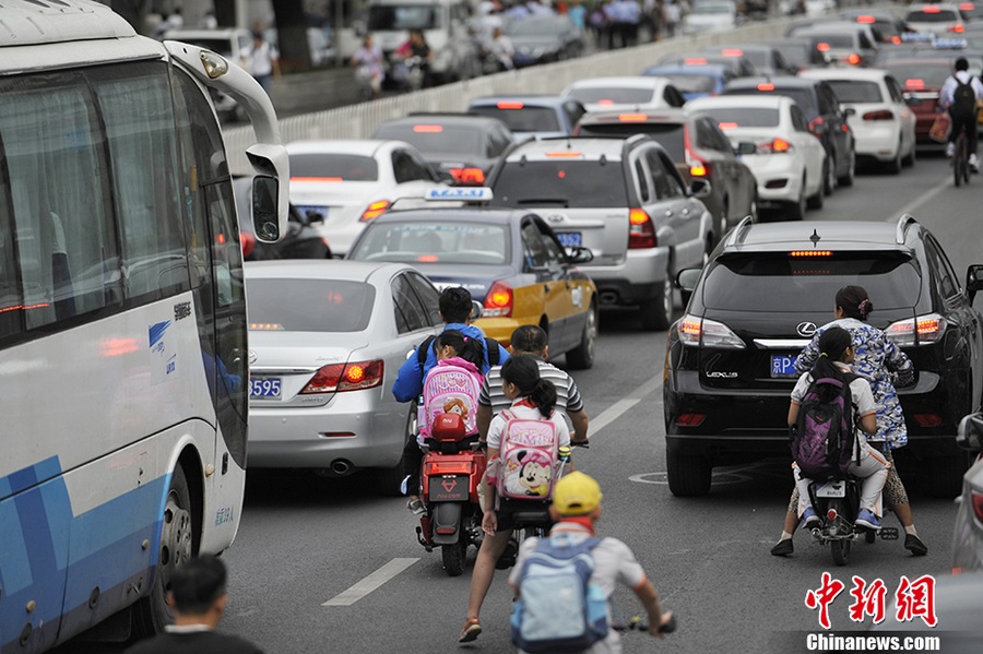 早高峰遇开学首日 北京学校周边道路拥堵