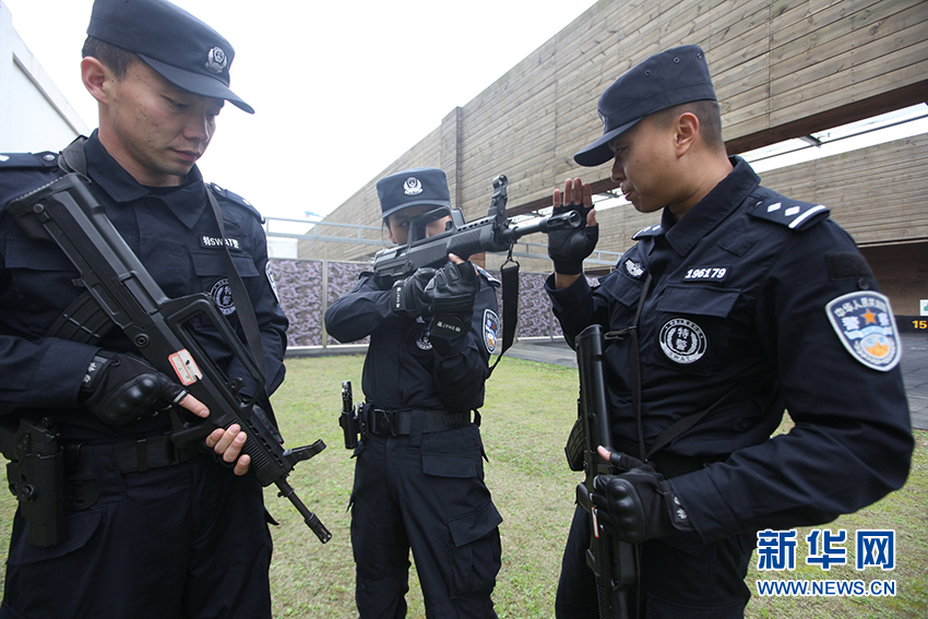 武汉铁路公安处特警正在进行射击训练