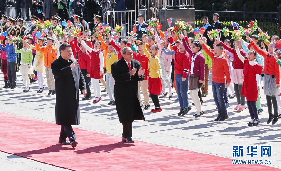 3月27日，国家主席习近平在北京人民大会堂同密克罗尼西亚联邦总统克里斯琴举行会谈。会谈前，习近平在人民大会堂东门外广场为克里斯琴举行欢迎仪式。新华社记者 鞠鹏 摄