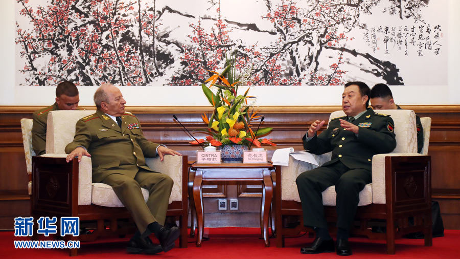 3月28日，中央军委副主席范长龙在北京钓鱼台国宾馆会见来华访问的古巴革命武装力量部部长莱奥波尔多·辛特拉。 新华社发（刘芳 摄） 