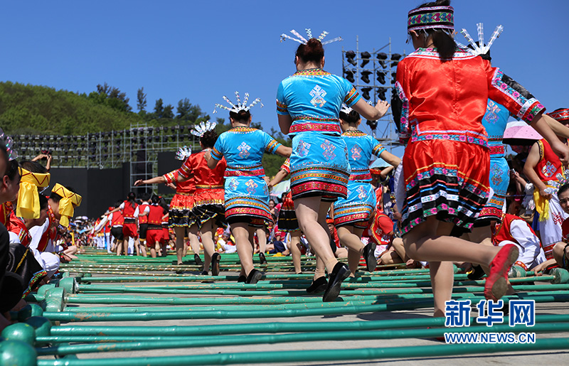 3月31日,海南省琼中黎族苗族自治县举办了万人齐跳竹竿舞表演.