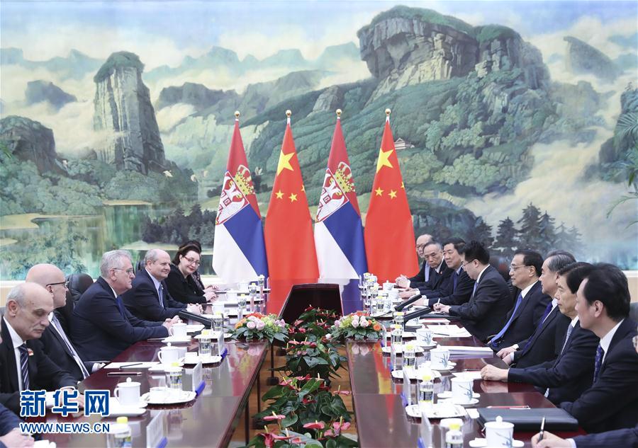 3月31日，国务院总理李克强在北京人民大会堂会见来华进行国事访问的塞尔维亚总统尼科利奇。 新华社记者 庞兴雷 摄