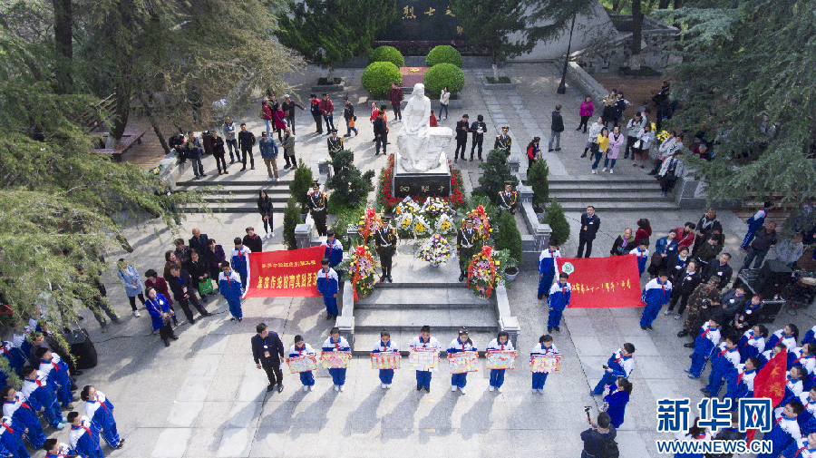 航拍:武汉学生武警祭扫向警予烈士墓