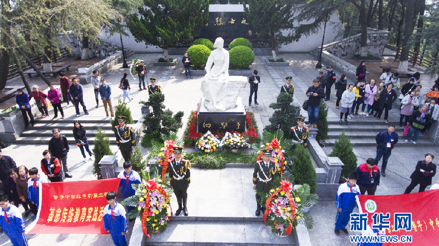 航拍:武汉学生武警祭扫向警予烈士墓