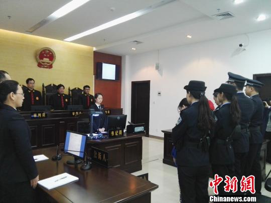 河南“情夫虐童案”：生母获刑10年施暴者被判无期