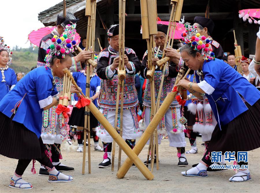4月16日,在广西三江侗族自治县林溪镇林溪村,当地群众在表演芦笙竹筒
