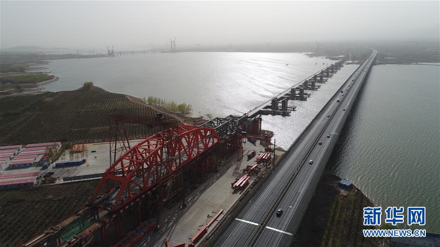 （社会）（3）京张高铁官厅水库特大桥进行第一孔钢梁顶推施工