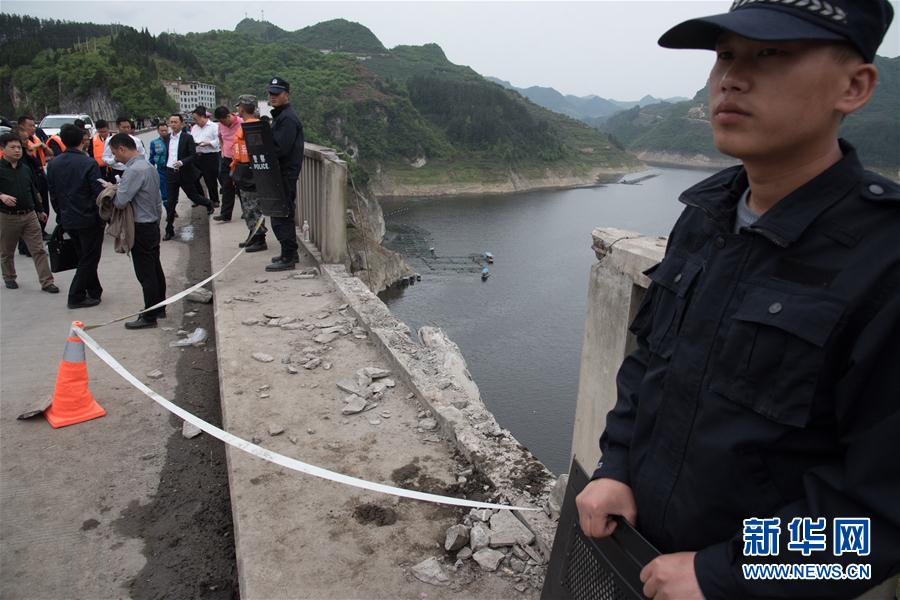 （突发事件）（1）贵州一客车翻车坠河 已造成10人死亡