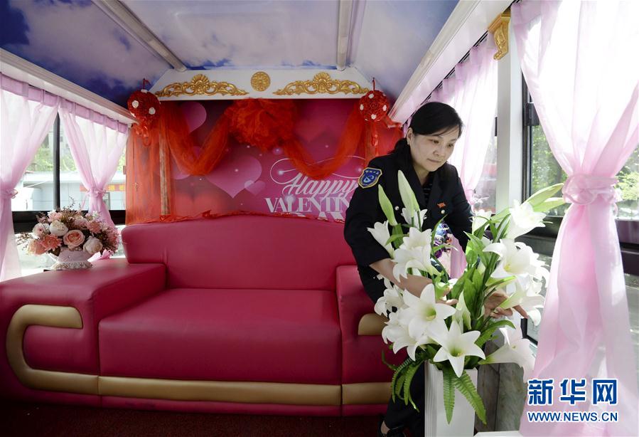 #（社会）（1）河北邯郸巴士变身浪漫婚车
