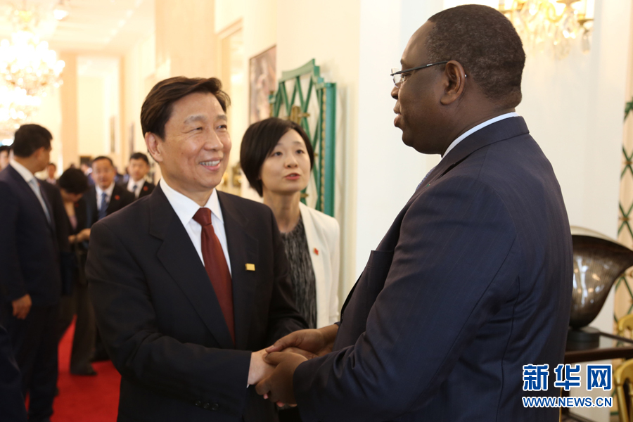 5月8日，塞内加尔总统萨勒（右）在达喀尔会见了到访的中国国家副主席李源潮。 新华社记者邢建桥摄