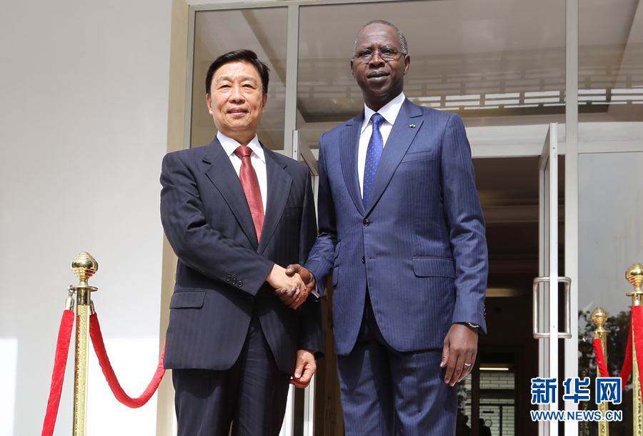 5月8日，塞內加爾總理迪奧納（右）在達喀爾會見到訪的中國國家副主席李源潮。 新華社記者邢建橋攝