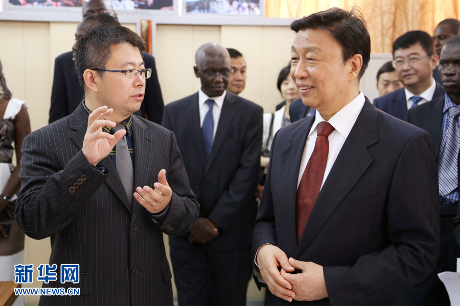 5月8日，在塞內加爾達喀爾，正在塞內加爾訪問的中國國家副主席李源潮（前右）參觀達喀爾大學孔子學院，並出席新教學樓揭牌儀式。新華社記者邢建橋攝