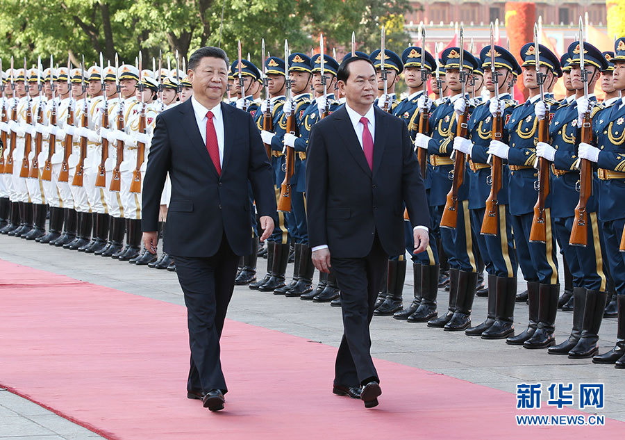 5月11日，国家主席习近平在北京人民大会堂同越南国家主席陈大光举行会谈。这是会谈前，习近平在人民大会堂东门外广场为陈大光举行欢迎仪式。新华社记者 姚大伟 摄