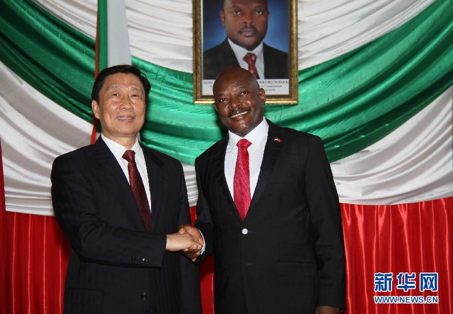 5月11日，布隆迪总统恩库伦齐扎（右）在布琼布拉会见到访的中国国家副主席李源潮。 新华社记者吕天然摄 