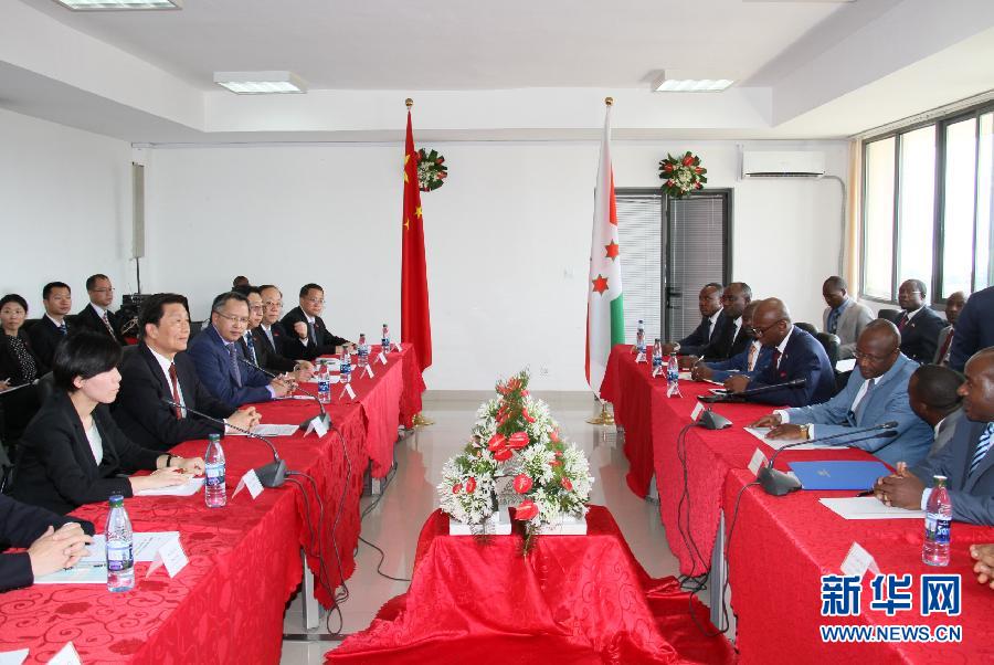  5月11日，中国国家副主席李源潮在布琼布拉与布隆迪第一副总统辛迪姆沃和第二副总统布托雷举行会谈。新华社记者 吕天然 摄
