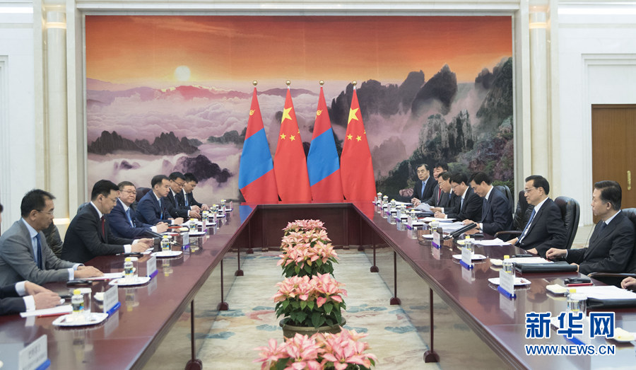 5月12日，国务院总理李克强在北京人民大会堂会见来华出席“一带一路”国际合作高峰论坛的蒙古国总理额尔登巴特。新华社记者 丁林 摄