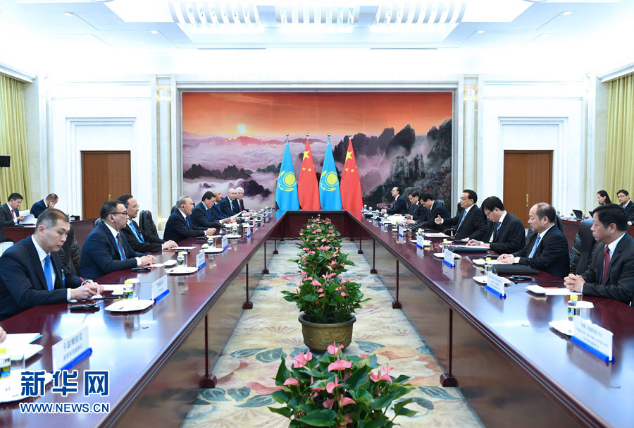 5月14日，国务院总理李克强在北京人民大会堂会见来华出席“一带一路”国际合作高峰论坛的哈萨克斯坦总统纳扎尔巴耶夫。 新华社记者 饶爱民摄