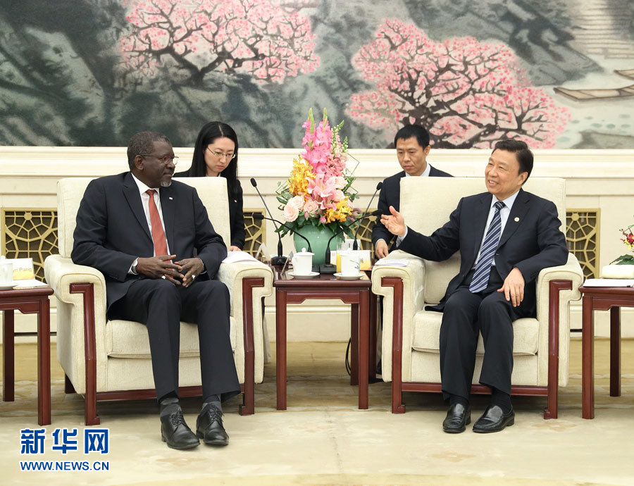 5月15日，國家副主席、中國紅十字會名譽會長李源潮在北京會見來華出席“一帶一路”國際合作高峰論壇的紅十字會與紅新月會國際聯合會秘書長阿西。新華社記者 王曄 攝