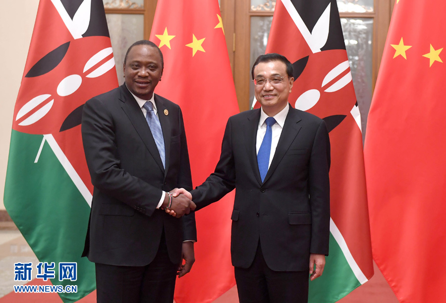 5月15日，国务院总理李克强在北京人民大会堂会见来华出席“一带一路”国际合作高峰论坛的肯尼亚总统肯雅塔。 新华社记者 张铎 摄