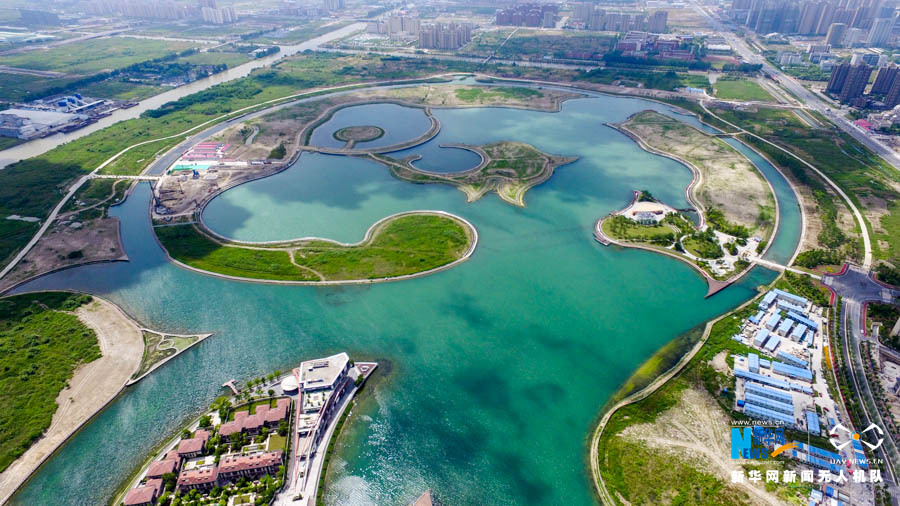 图为航拍建设中的 "上海之鱼"景观湖.