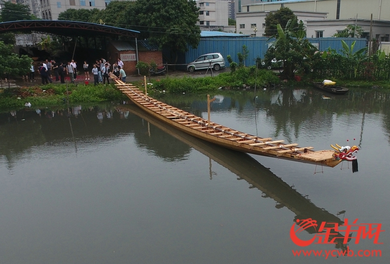 霍沃培老人和他的老弟兄们忙乎了十三天精心制造的传统龙舟终于下水了。