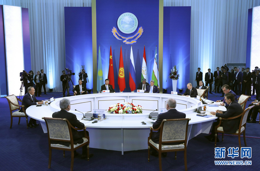 6月9日，國家主席習近平在哈薩克斯坦首都阿斯塔納出席上海合作組織成員國元首理事會第十七次會議並發表重要講話。這是習近平出席小范圍會議。新華社記者 龐興雷 攝