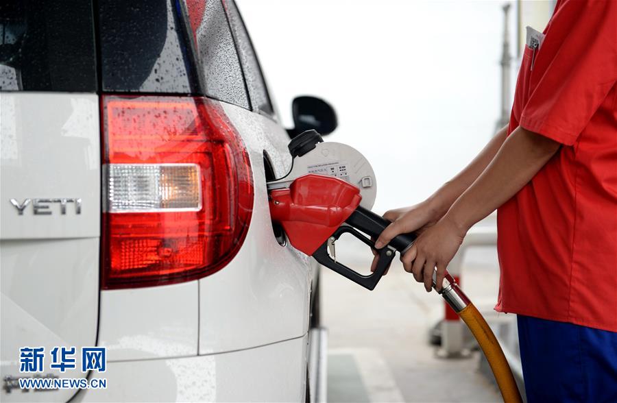（经济）国内成品油价格按机制下调