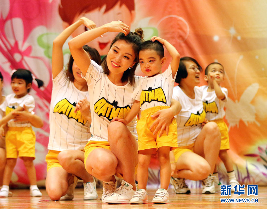 6月20日,幼儿和家长在表演亲子舞蹈.新华网发(刘东岳 摄)