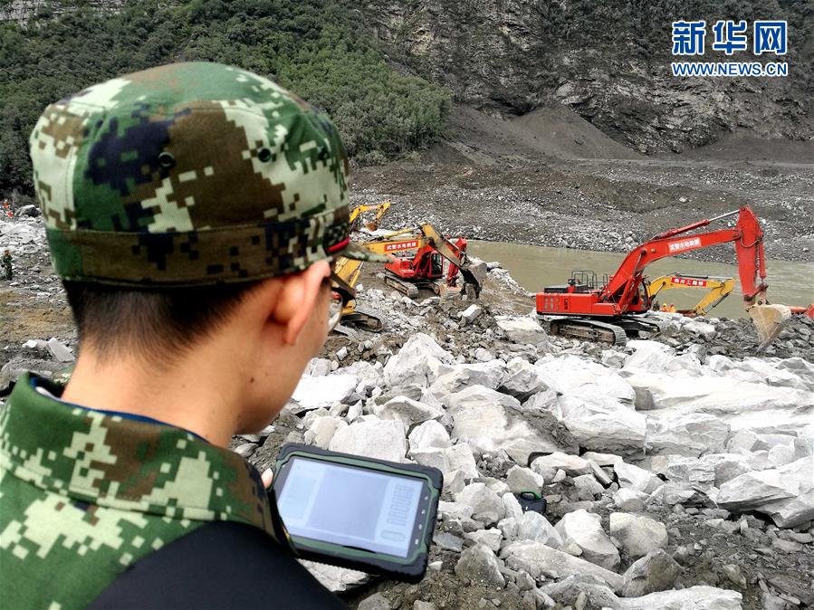 #（茂县山体垮塌）（2）武警水电部队大型救援装备进入茂县灾情核心区展开救援