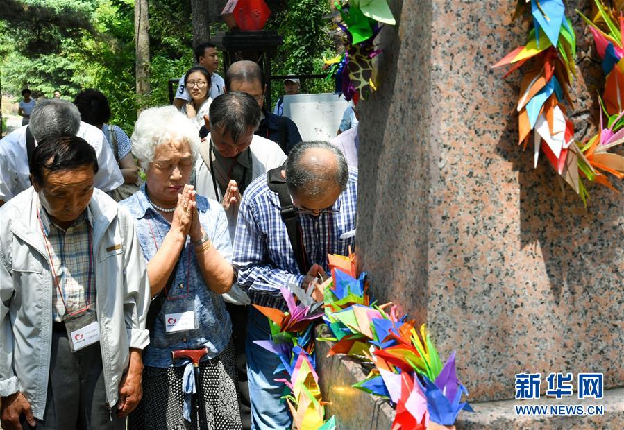 （社会）（1）日本遗孤在哈尔滨拜祭中国养父母公墓