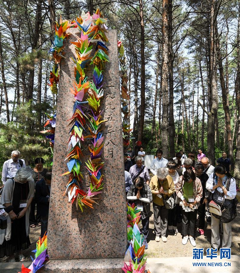 （社会）（4）日本遗孤在哈尔滨拜祭中国养父母公墓