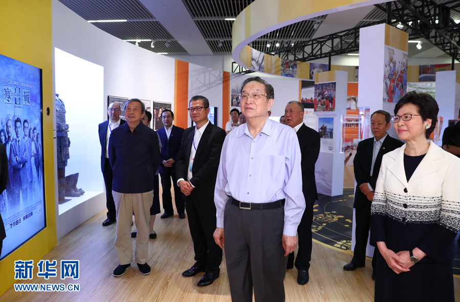 6月26日，中共中央政治局常委、全国政协主席俞正声在国家博物馆参观香港回归祖国20周年成就展。新华社记者 谢环驰 摄