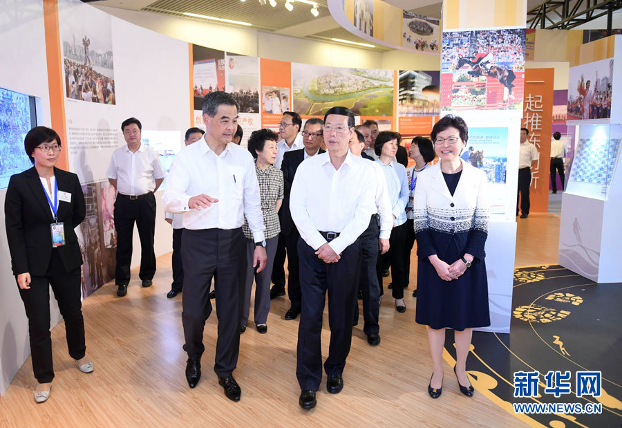 6月26日，中共中央政治局常委、国务院副总理张高丽在国家博物馆参观香港回归祖国20周年成就展。新华社记者 张铎 摄