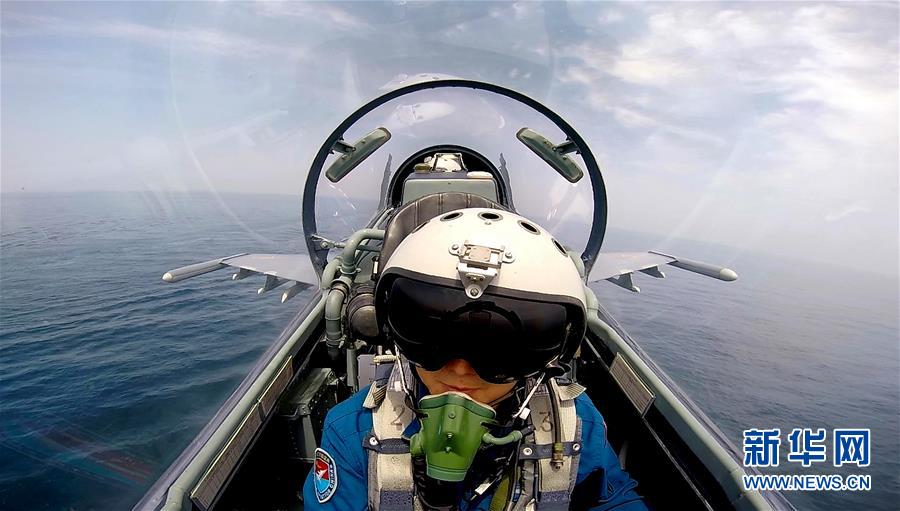 中国空军飞行员驾机在远海进行训练（2015年11月27日摄）。 新华社发（李平 摄）