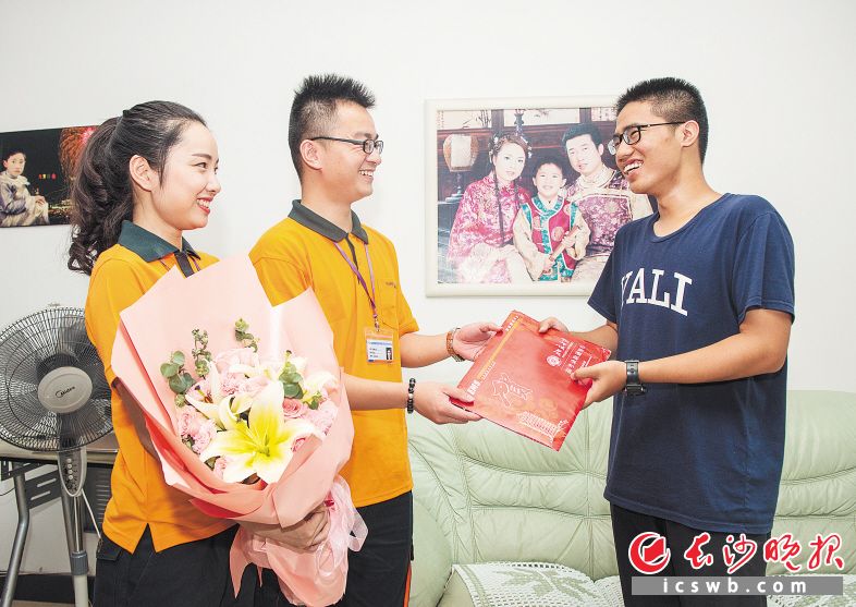 　　昨日上午，家住岳麓区的姚铭星收到了北京大学录取通知书。长沙晚报记者 邹麟 摄