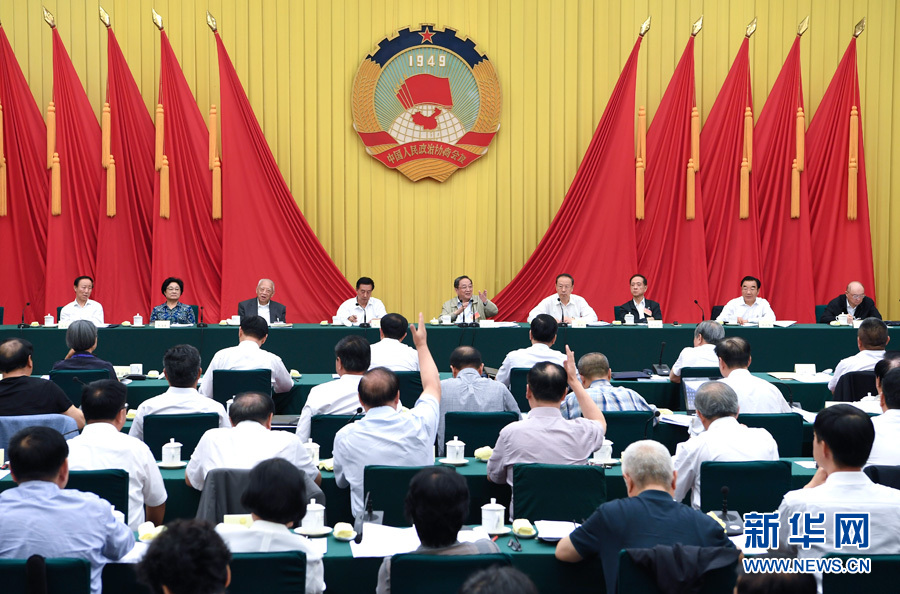 7月18日，全国政协在北京召开“构建‘亲’‘清’新型政商关系，促进民营经济健康发展”专题协商会。全国政协主席俞正声主持会议并讲话。新华社记者 张领 摄