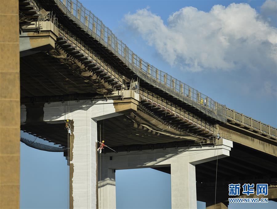 （社会）（6）南京：“三伏”天里修大桥
