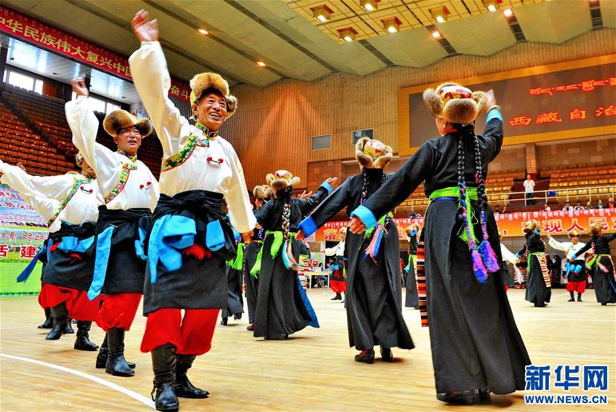（体育）（2）西藏举行首届健身锅庄舞交流展示大赛（配本社同题文字稿）