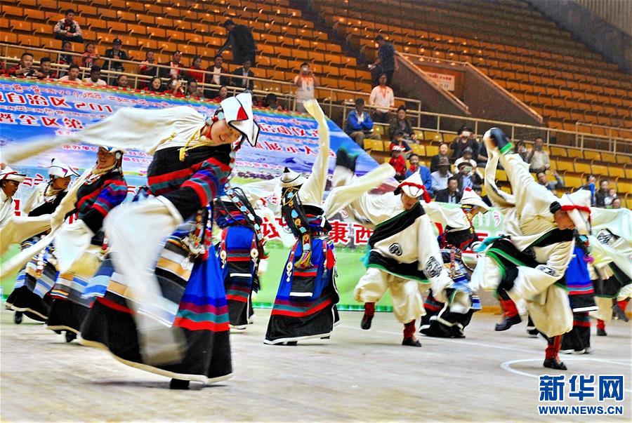 （体育）（4）西藏举行首届健身锅庄舞交流展示大赛（配本社同题文字稿）