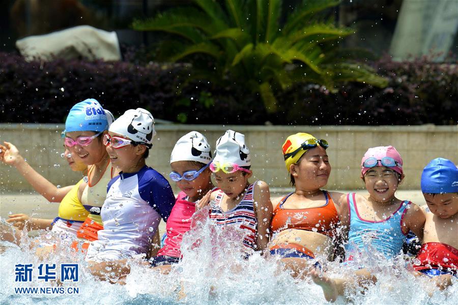 #（社会）（1）贵州凯里：快乐学游泳 清凉过暑假