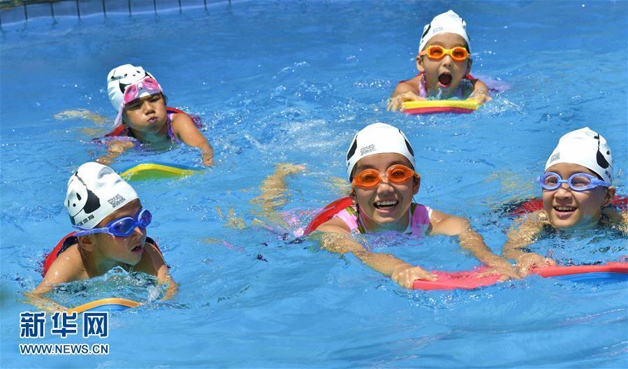 #（社会）（2）贵州凯里：快乐学游泳 清凉过暑假