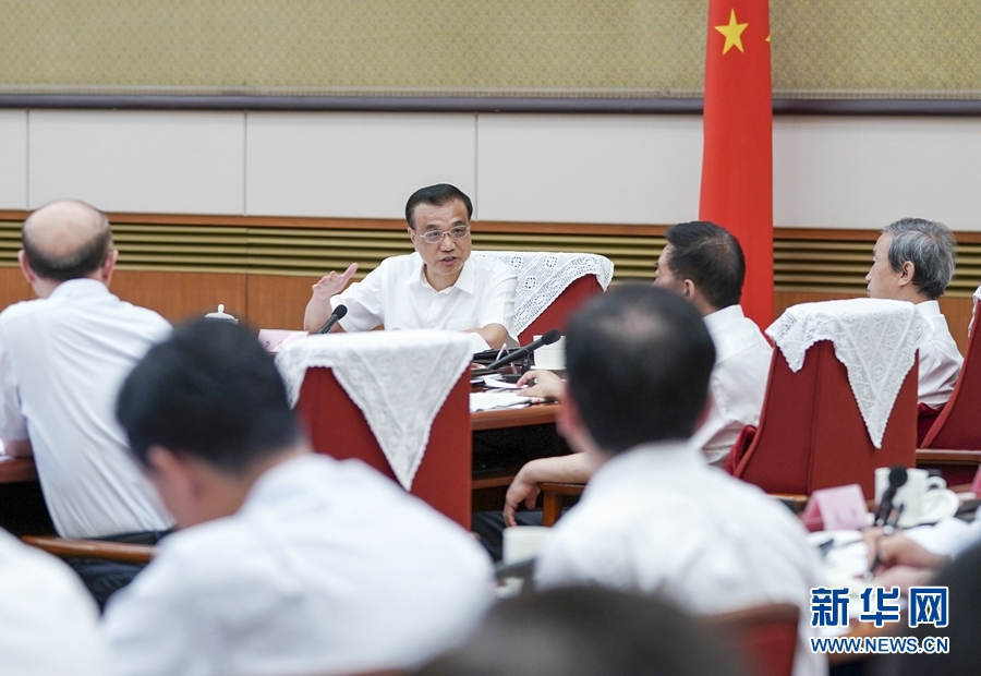 8月25日，中共中央政治局常委、國務院總理李克強在北京主持召開推動制造強國建設、持續推進經濟結構轉型升級座談會。 新華社記者謝環馳攝