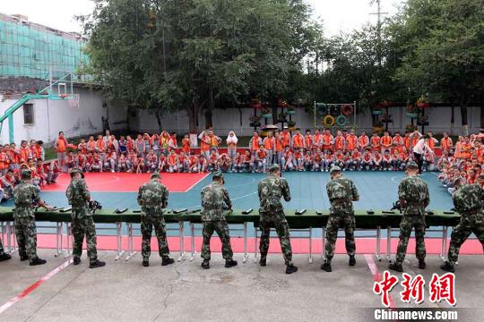 新疆边防官兵与学生共度“警营开放日”