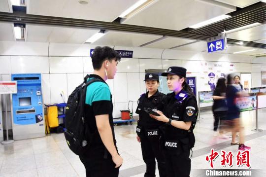 南京地铁地铁女警巡防中队亮相满月压降案件两成