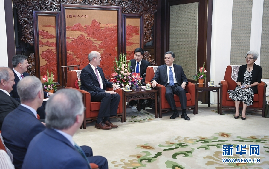 9月19日，国务院副总理汪洋在北京中南海紫光阁会见由共同主席里克·拉森和达林·拉胡德率领的美国国会众院“美中工作小组”代表团。新华社记者 张领 摄
