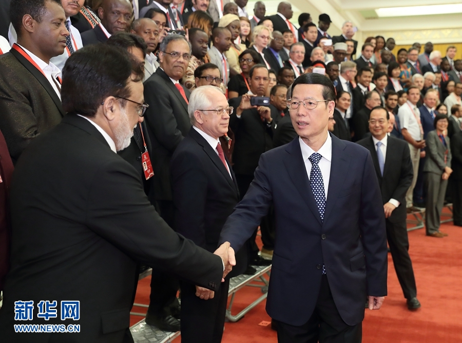 9月21日，中共中央政治局常委、国务院副总理张高丽在北京人民大会堂会见来华参加2017“一带一路”媒体合作论坛的外方代表并回答大家关心的问题。新华社记者王晔摄 