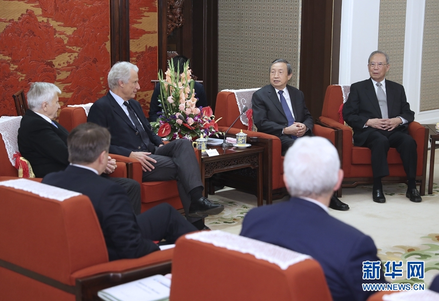 9月22日，国务院副总理马凯在北京中南海紫光阁会见法国前总理多米尼克·德维尔潘等参加首届中国－欧盟工商领袖和前高官对话的欧方代表。新华社记者马占成摄 