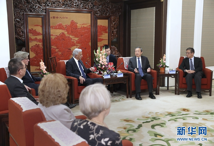 9月22日，国务院副总理马凯在北京中南海紫光阁会见巴基斯坦前总理肖卡特·阿齐兹等中投公司国际咨询委员会委员。 新华社记者马占成摄