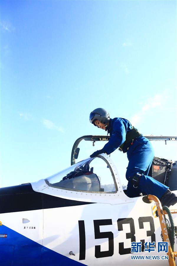（图文互动）（3）空军第十批女飞行学员19人顺利实现高教机单飞