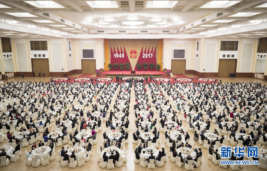 9月30日晚，国务院在北京人民大会堂举行国庆招待会，热烈庆祝中华人民共和国成立六十八周年。 新华社记者 丁海涛 摄